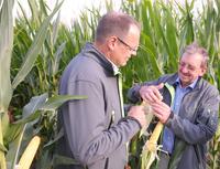 FarmSaat-Vorstand Swen Wolke (l.) sowie Chefzüchter Ludwig Feldmeier