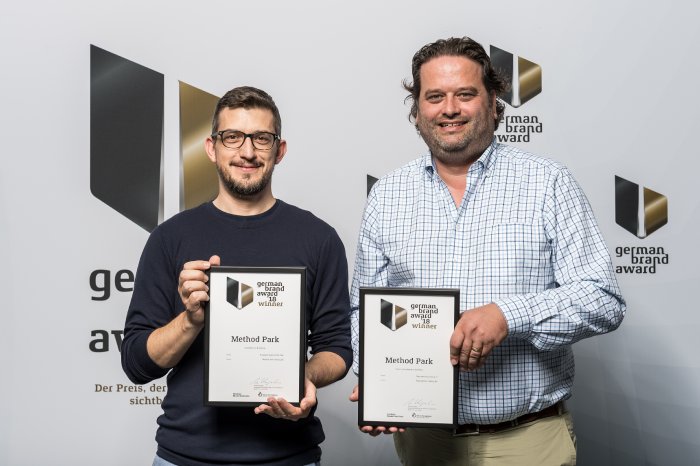 Marcel_Rothenbusch_und_Philpp_Donnert_praesentieren_die_Urkunden_des_German_Brand_Award_201.jpg