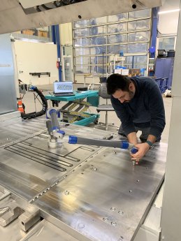 Durchbiegung der Formaufspannplatten prüfen.JPG