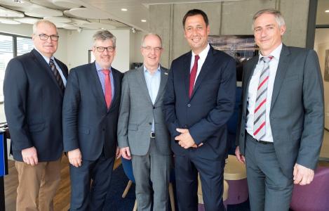 v.l.n.r.: Dipl.-Ing. Architekt Markus Sillmanns, Dr. Ulrich Schückhaus, Geschäftsführer Wirtschaftsförderungsgesellschaft und Entwicklungsgesellschaft Mönchengladbach, Hans Wilhelm Reiners, Oberbürgermeister der Stadt Mönchengladbach, Frank Lisges und Stephan Holzem, Geschäftsführer der TAS