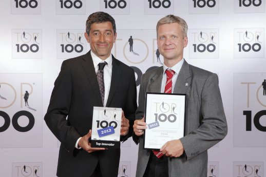 Top100 2012 Preisübergabe Martin Bucher mit Ranga Yogeshwar.jpg