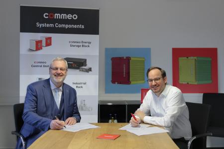 Wilhelm Boyemann (l.) und Michael Schnakenberg unterzeichnen den Kooperationsvertrag zwischen der Commeo GmbH und der ConveterTec Deutschland GmbH. Foto: Commeo GmbH