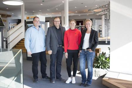 Zu Besuch beim neuen Sponsor FingerHaus: Siebenkampf-Vizeweltmeisterin Carolin Schäfer (2.v.r.)