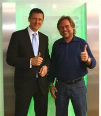 Uwe Neumeier (l.), Geschäftsführer Actebis Peacock, und Eugene Kaspersky (r.), CEO Kaspersky Lab, zeigen sich optimistisch, dass noch zahlreiche interessante gemeinsame Aktionen und Aktivitäten aus der noch jungen Partnerschaft hervorgehen werden