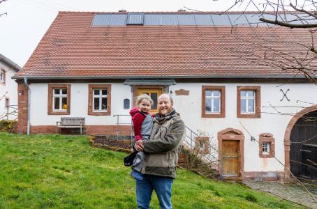 Peter Burkhard mit seiner Tochter vor dem 1832 erbauten Bauernhaus in Rosenkopf (Fotos: E3/DC, Hans-Rudolf Schulz)