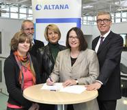 Vertragsunterzeichnung (von links nach rechts): Andrea Droste, Projektkoordinatorin/Sozialpädagogin, Akademie Klausenhof; Dr. Hans Amendt, Direktor Akademie Klausenhof; Astrid Wahl-Weber, Schulleiterin Gemeinschaftsgrundschule Innenstadt Wesel; Ulrike Westkamp, Bürgermeisterin der Stadt Wesel; Dr. Matthias L. Wolfgruber, Vorstandsvorsitzender ALTANA AG