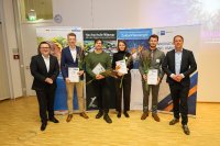 Die Innovationspreisträger 2025 mit Eike Sven Fischer (l.), Vorsitzender vom Verein zur Förderung von Hochschule in Schwerin und Hanno Nispel (r.), Geschäftsführer der Stadtwerke Schwerin.