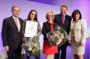 FRT-Mitarbeiterin Christina Abholte nahm die Auszeichnung stellvertretend für FRT-Geschäftsführer Dr. Thomas Fries von den Jurymitgliedern Udo Wendt, Regionaldirektor Geschäftskunden der Deutschen Bank, und Professor Dr. Margot Ruschitzka, Professorin der Fachhochschule Köln – Fakultät für Fahrzeugsysteme und Produktion, entgegen