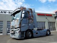 Die Gemälde sind sachte verblasst und vom künstlichen Rost leicht angeknabbert. Eine Schicht aus mattem Klarlack macht den kompletten Shabby-Chic-Look des T perfekt  (Foto: © Renault Trucks)