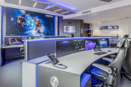 3-operator-arbeitsplatz-kontrollraum-software-visualisierung.JPG