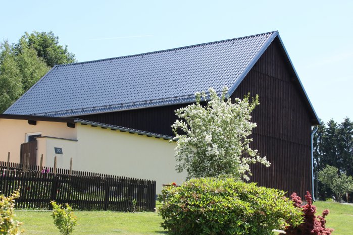 Vogtländische Scheune eingedeckt mit LM D-TILE. Gerade in rauen Gegenden bewähren sich Luxmetall.JPG