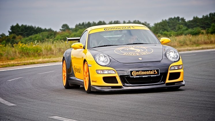 img-sommer-trocken-porsche-4-conti-branding.jpg