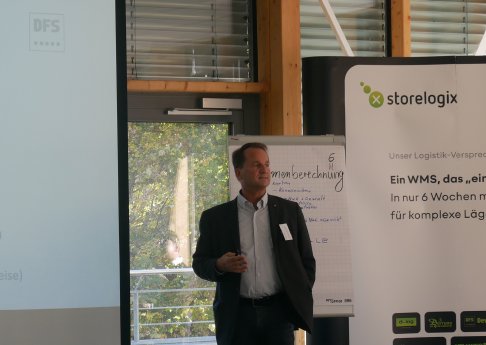 Stephan Dewender bei seiner Keynote zu Logistik und Warehousing im Lebensmittelbereich.JPG