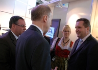 IHK-Vizepräsident Oliver Durst, Dr. Helmut Kessler und die Hohenloher Weinkönigin Jessica I im Gespräch mit Ministerpräsident Stefan Mappus