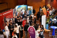 Auf der Ausbildungsplatzmesse kommen Aussteller und junge Besucher ins Gespräch. Foto: WJS/BeckerBredel