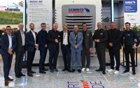 Vertreter von AddSecure und Schmitz Cargobull