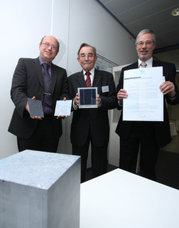 Dr. Dietrich Ernst, Vorsitzender des Förderkreises für die Mikroelektronik e.V., mit den Preisträgern Dr. Jochen Friedrich (links) und Dr. Bernhard Freudenberg (rechts) (Foto :IHK / Kurt Fuchs)