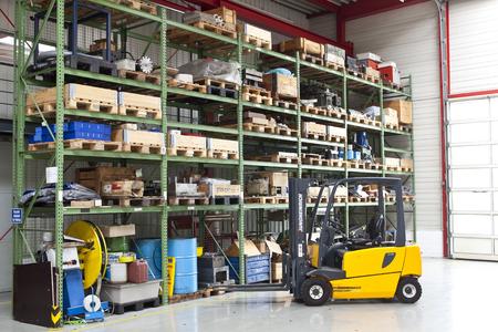 Industrie 4.0 verändert die Produktion: So sollen sich Gabelstapler künftig selbstständig und ohne Fahrer zurechtfinden. (Foto: IPH)