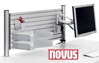 Trennwand / Slatwall von Novus mit Ablagen und Monitorhalter