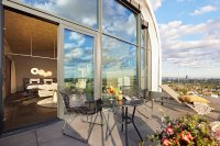 Die Junior-Suite im Lindner Congress Hotel Düsseldorf: Luxus auf allen Ebenen – indoor mit goldenem Himmel, outdoor mit einer Wahnsinns-Aussicht