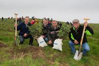 WEMAG-Vorstand Thomas Pätzold, Dr. Thorsten Permien, Referatsleiter im Ministerium für Landwirtschaft, Umwelt und Verbraucherschutz, Revierleiter Dietmar Beier vom Forstamt Radelübbe und Manfred Dutz, Bürgermeister von Brüsewitz (v.l.), beteiligten sich ebenfalls an der WEMAG-Baumpflanzaktion / Foto: WEMAG/Rudolph-Kramer
