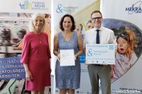 Bayerns Familienministerin Ulrike Scharf, MdL (links) zusammen mit Susanne Lang (CEO und geschäftsführende Gesellschafterin MEKRA Lang Group) und Landrat Dr. Christian von Dobschütz.