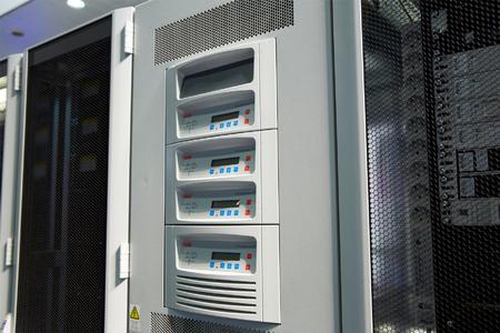 Rittal wird zukünftig 3-phasige USV-Systeme als Standardmodule von ABB einsetzen und gleichzeitig zusätzliche lokale Leistungen von ABB nutzen