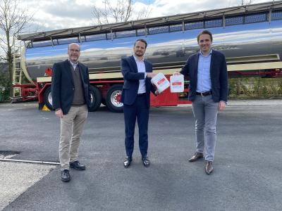 Die Remmers Gruppe und die Berentzen-Gruppe kooperierten im April 2020, um dringend benötigtes Desinfektionsmittel für Krankenhäuser, Rettungsdienste und andere medizinische Einrichtungen herzustellen. V.l.n.r.: Ingo Fuchs, Geschäftsführer Produktion und Logistik der Remmers Gruppe AG; Oliver Schwegmann, Vorstand der Berentzen-Gruppe Aktiengesellschaft und Dirk Sieverding, Vorstandsvorsitzender der Remmers Gruppe AG / Bildquelle: Remmers, Löningen