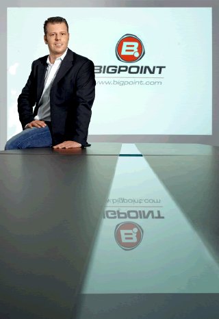 heiko hubertz mit Bigpoint-Logo.gif