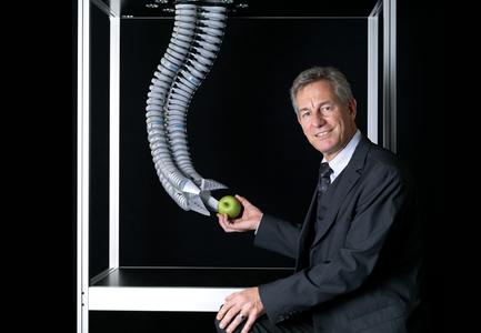 Dr. Eberhard Veit, Vorstandsvorsitzender der Festo AG, Bionischer Handling-Assistent (Foto: Festo)