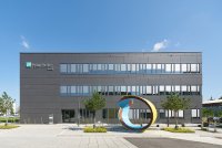 Das neue Büro-, Labor- und Werkstattgebäude des IWKS in Hanau bietet auf rund 2600 m² Nutzfläche Platz für ca. 80 Mitarbeitende. Fotograf: Christian Eblenkamp / Nutzungsrecht: Schüco International KG
