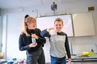 Versuch macht schlau: Während des interaktiven Vortrags binden die Coaches die Schülerinnen und Schüler immer wieder mit einfachen und unterhaltsamen Experimenten ein. Versuch macht schlau: Während des interaktiven Vortrags binden die Coaches die Schülerinnen und Schüler immer wieder mit einfachen und unterhaltsamen Experimenten ein.