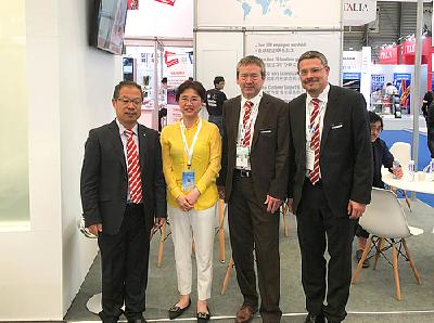 Bei der China Glass 2018 besuchte Ms. Yali Wu, Head of Project and Glass Institute of Xinyi Group den Grenzebach-Stand. Auf dem Foto: (v.l.n.r) James Shang, Yali Wu, Werner Rührer und Markus Gruber
