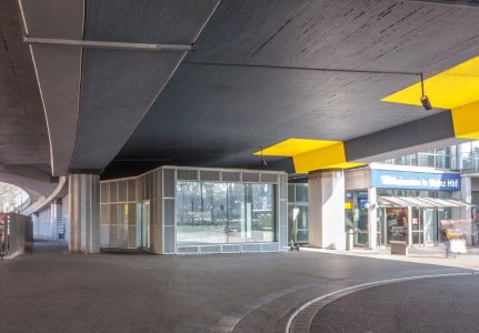 Das Fahrradparkhaus am Mainzer Hauptbahnhof wurde auf einer Brachfläche unter einer Brücke erbaut / Foto: Oliver Götz Fotografie