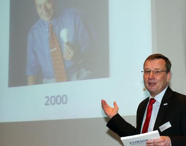 Vorstandsvorsitzender Thomas Rühl beim Eröffnungsvortrag