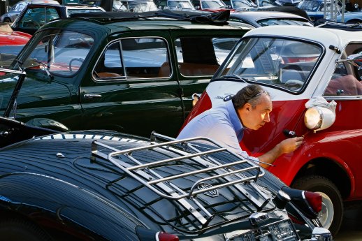 Pruefung der Lichtanlage des BMW Isetta.jpg