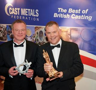 Adam Robertson (li.) vom Precision Casting Center und Kevin Smith, Sales Director von voxeljet UK mit dem "Component of the Year"-Award der Cast Metals Federation