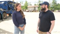 Luke Plants, Senior Vice President of Corporate Development von Zefiro, ist rechts im Bild zu sehen, wie er von Lyndsay Malchuk für The Hazard Below interviewt wird, einer Dokumentation über das Versiegeln verwaister Bohrlöcher in den Vereinigten Staaten.