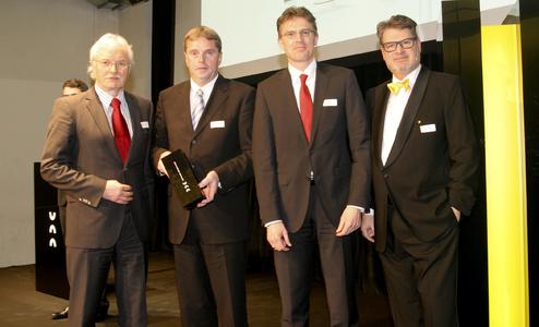 Freuen sich über den Grand Prix des Deutschen Designer Clubs (von links): Loewe Pressesprecher Dr. Roland Raithel, Loewe Marketingchef Henrik Rutenbeck, Loewe Vorstandsvorsitzender Oliver Seidl und Niko Gültig, Wettbewerbsvorstand im Deutschen Designer Club.