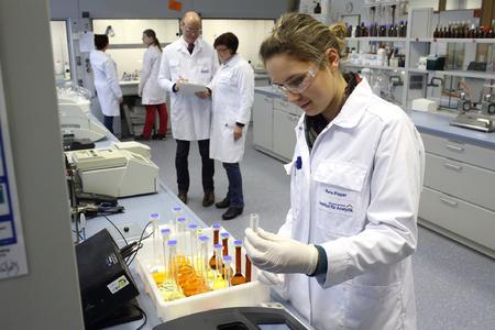 Auf über 500 m² modern ausgestatteter Laborfläche bietet das Team des Bernhard Remmers Instituts für Analytik Dienstleistungen bei mineralischen Baustoffen, Holzwerkstoffen, Kunstharzbeschichtungen, Anstrichstoffen und Lacken / Bildquelle: Bernhard Remmers Institut für Analytik (BRIfA)
