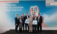 © Wissenschaftsjahr Zukunftsprojekt Erde / BMBF, Parl. Staatssekretär Thomas Rachel mit den Partnern der Handy-Aktion (v.l.n.r.): Harald Geywitz (E-Plus Gruppe), Dr. Maria-Jolanta Welfens (WI), Dr. Fritz Lauer (Telekom Deutschland GmbH/Deutsche Telekom Technik GmbH), Dirk Ulrich (TEQPORT Services), Thomas Rachel, Dr. Thomas Michael Schüller (Vodafone D2 GmbH), Dr. Markus Sardison (Telefónica Germany GmbH & Co. OHG), Jochen Stepp (VERE e.V.)