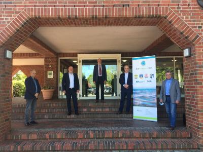 Von Llnks nach rechts sind auf dem Foto folgende Projektmitglieder zu sehen:
Dirk Enewaldsen, Gemeinde Tinningstedt
Andreas Deidert, Gemeinde Leck
Hartmut Röder, GKU-Standortentwicklung
Ralph Hirschberg, EurA AG
Werner Schweizer, Gemeinde Klixbüll