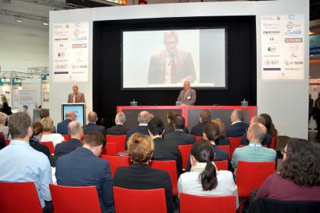 NRW-Staatssekretär Dr. Heller bei seinem Vortrag auf dem gut besuchten Health IT Forum. Dr. Stephan Schug, externer Berater und Europabeauftragter der ZTG GmbH (Mitte), moderiert das Veranstaltungsformat