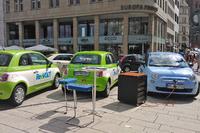 Am Ballindamm präsentiert die WEMAG ihren ReeVOLT!-Stromspeicher und dazu passende Karabag-Elektroautos