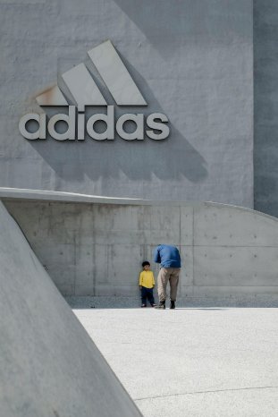 addidas -pexels-hngstrm-3222146.jpg