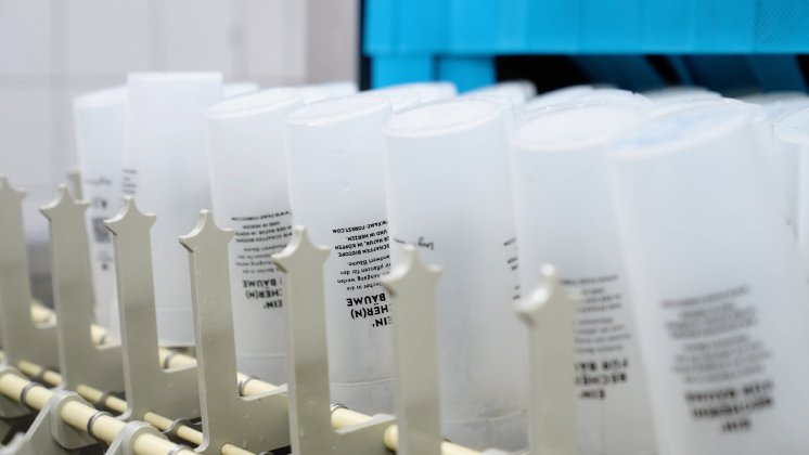 Bis zu 14.000 Mehrwegbecher gehen im Schnitt pro Veranstaltung über die Theke_2.png