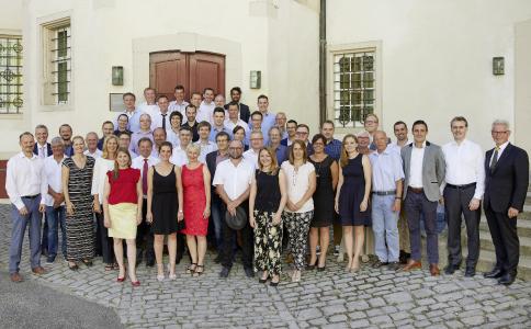 Alle Jubilare und Rentner der WITTENSTEIN SE gemeinsam mit Vorstand, Personalleitung, Betriebsratsvorsitzendem sowie mit dem Aufsichtsratsvorsitzendem Dr. Manfred Wittenstein, Bildquelle: WITTENSTEIN SE