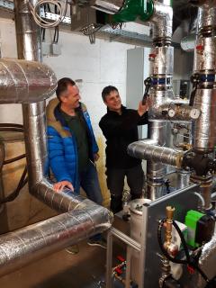 Marco Rom und Andreas Fiegl von ENERPIPE überprüfen die Heizanlage
