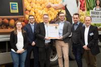Zertifikatsübergabe - (c) EDEKA Nord ((V.l.n.r.: Rabea Schwarz (Mitarbeiterin Unternehmens-kommunikation EDEKA Nord), Thomas Möser (Teamleiter Agrar, Ernährung, Gastgewerbe, Handel GUTcert), Jochen Buser (Leiter Emissionshandel/Energiedienstleistungen GUTcert), Steve Tobien (Energiemanager EDEKA Nord), Nils Johannsen (Leiter Technisches Gebäudemanagement EDEKA Nord) und Oliver Veigl (Leiter Nachhaltiges Bauen CEV))