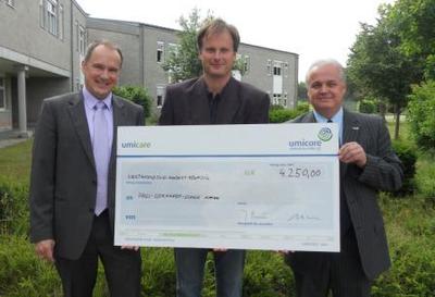 René Schönberger, Commercial Director (Umicore), Martin Forchheim, Schulleiter Gymnasium (Paul-Gerhardt-Schulen), und Werner Appel, Pressesprecher (Umicore), (v.l.n.r.) bei der Spendenübergabe